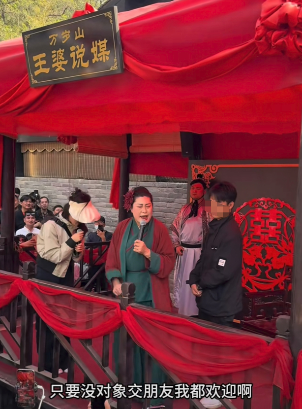 ▲近段时间以来，开封“王婆说媒”火爆网络，各地开始纷纷效仿。图/社交媒体视频截图
