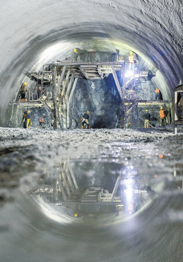 湖南在建高速公路最长隧道贯通