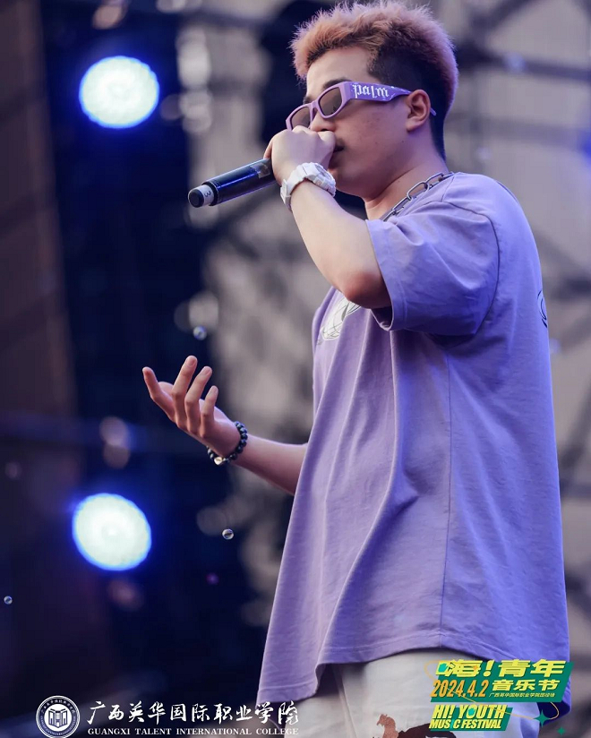 宝藏歌手te27带来《月光下的两个影子》《丁达尔》等节目表演,激情