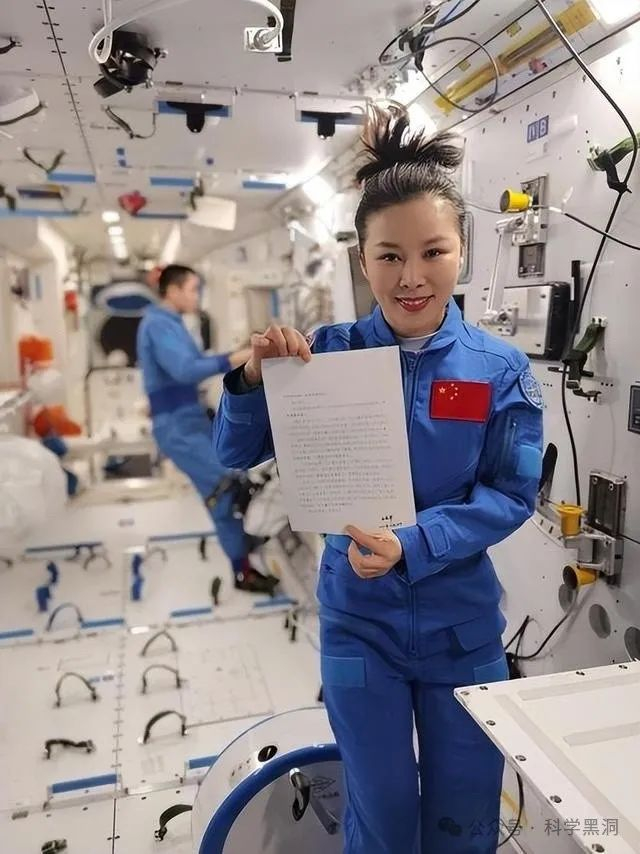 王亚平和刘洋都是中国第二批航天员中的成员,但是在不久前她们都曾