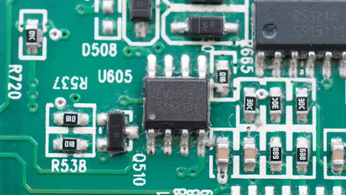 双路电压比较器型号为lm2903.