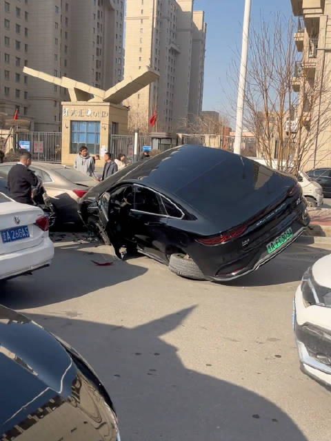 这是什么车轱辘直接断了