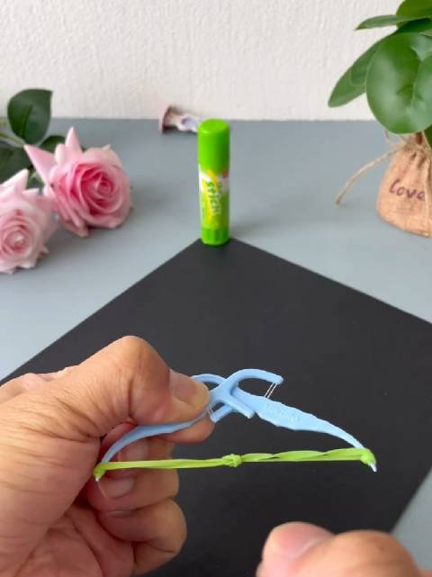 用两个牙线就能给孩子做个迷你弓箭快试试吧