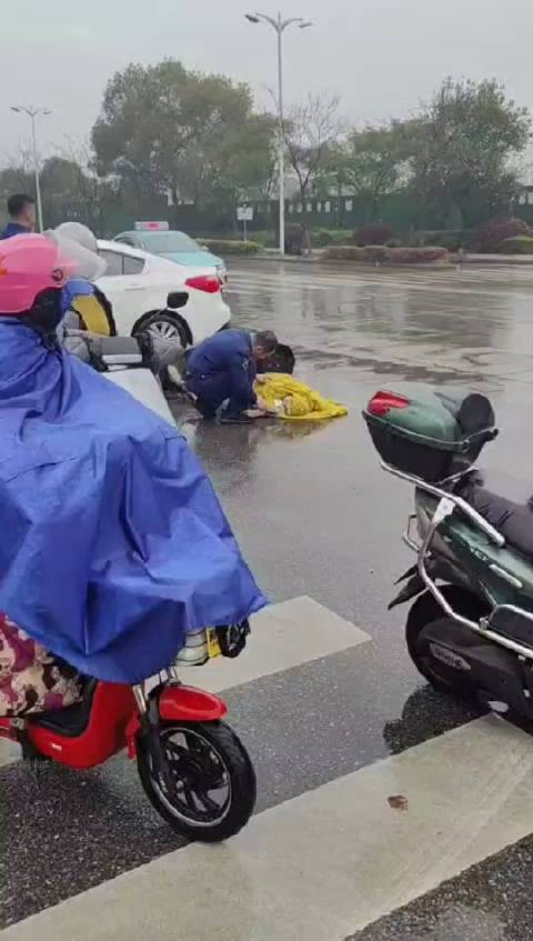 扬州市这个女的骑电动车摔倒消防员路过帮着报警扶起车