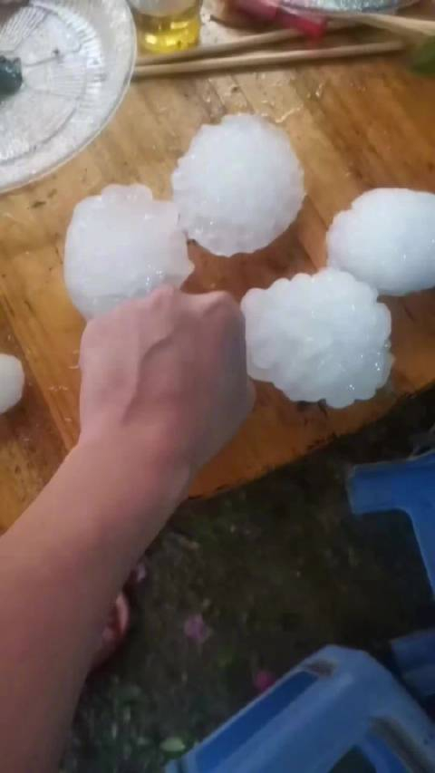 广西田东的冰雹大得吓人目前百色市内还有好几个超级单体活动