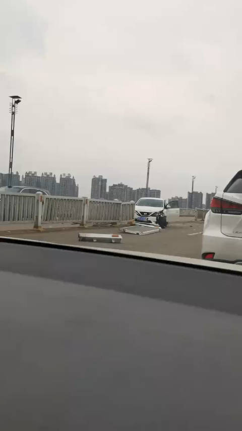 素质还挺高怕撞倒的栏杆挡着别人