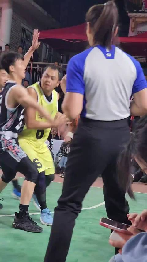 吴俊村ba首秀樶后一犯瞬间无奈犯满留有遗憾这是对球场