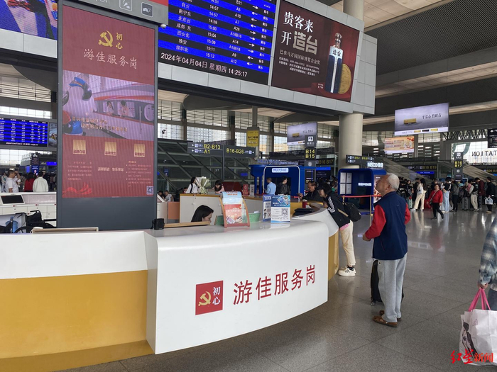 4月4日,假期首日的成都东站内,来往的旅客挤满候车大厅,广播不时淌揪