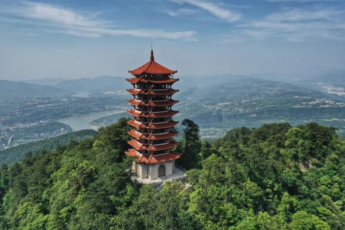 上空早晚都飘着绯红的云彩,古时赤为缙色,于是人们就把巴山唤作缙云山