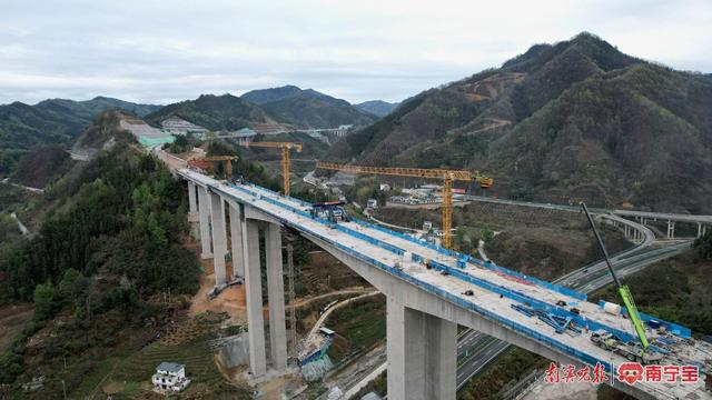 那勤大桥顺利完成双幅合龙