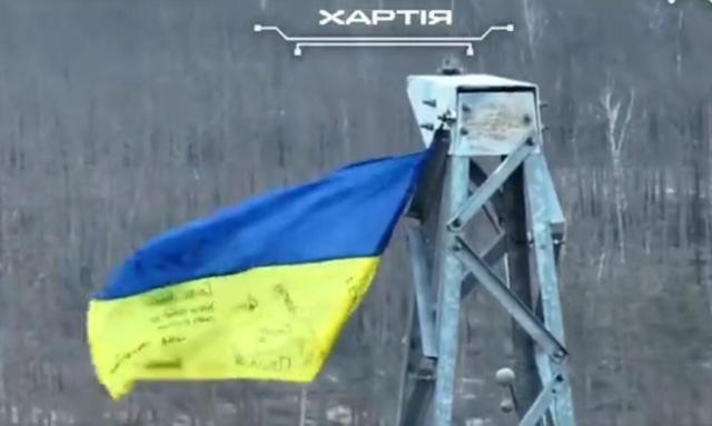 乌军整"烂活儿":无人机插旗打卡,就问你秀不秀?