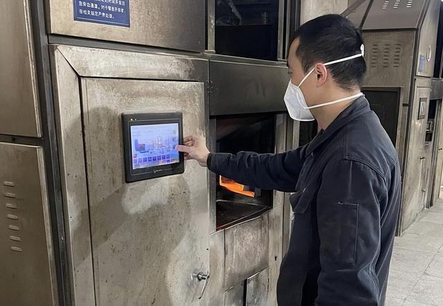 成都85后遗体火化师龚睿殡仪馆12年见证万千家庭的真情与告别