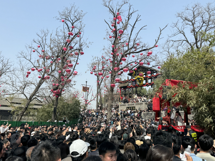 ▲3月29日，人群聚集在王婆说媒的舞台下。新京报记者 乔迟 摄