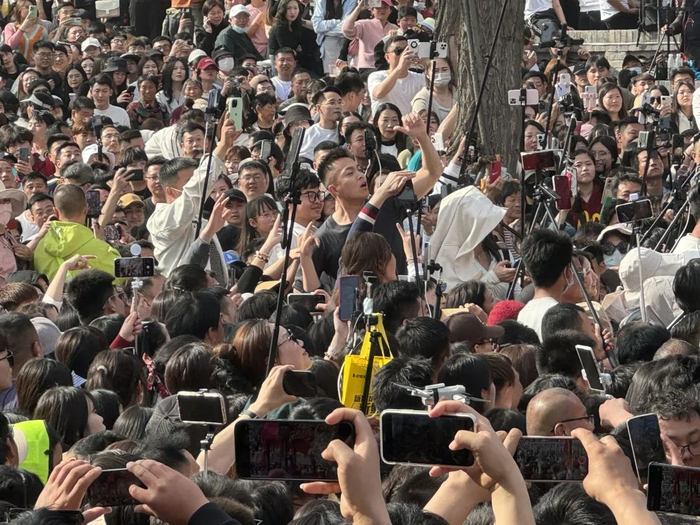 ▲在王婆说媒的舞台下，聚集了众多的主播。新京报记者 乔迟 摄