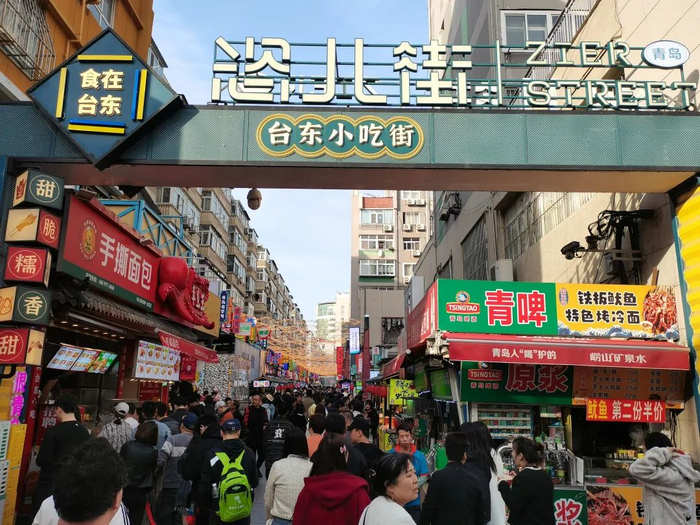 清明假期首日,作为百年商街,台东步行街吸引大量市民游客,记者在台东