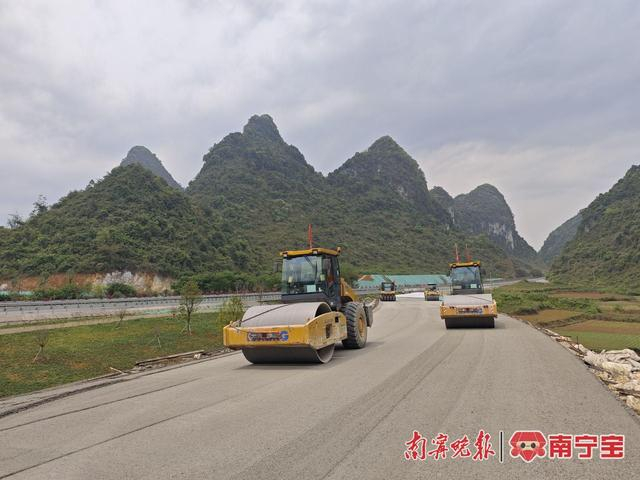 岳圩枢纽互通A匝道进行水稳层施工现场