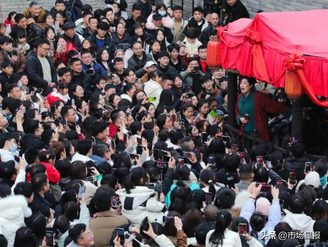 ▲《王婆说媒》现场 （来源：万岁山武侠城景区公众号）