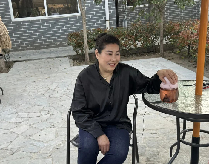 ▲演出之后，赵梅在休息。新京报记者 乔迟 摄