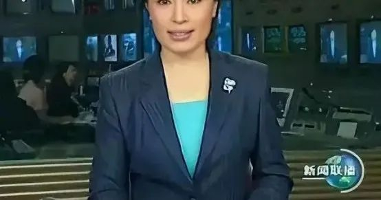很快,《新闻联播》开始直播,李瑞英凭借自己出色的播音技术,完成了整