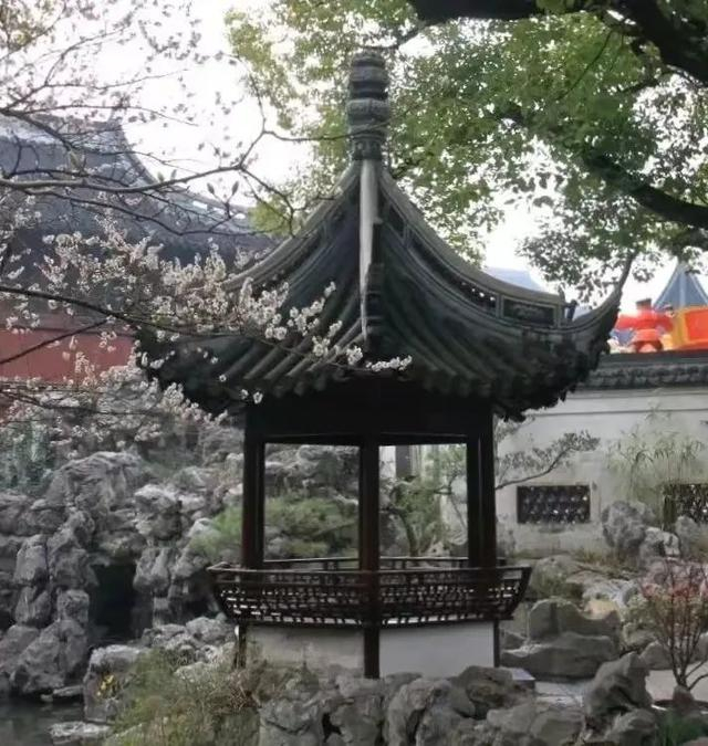 申城古典园林中,至今犹可寻觅其遗迹,豫园的流觞亭建筑风格独特,两面