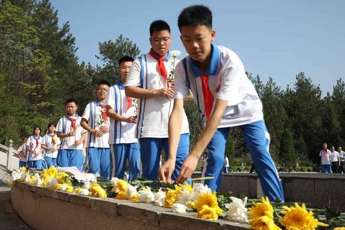 黔南独山师生到烈士陵园开展清明节祭扫