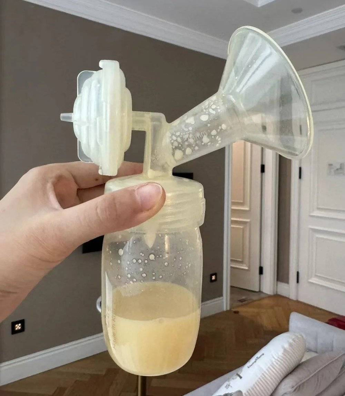 图 | 喂过孩子后,闻乐再用吸奶器吸出剩余的奶