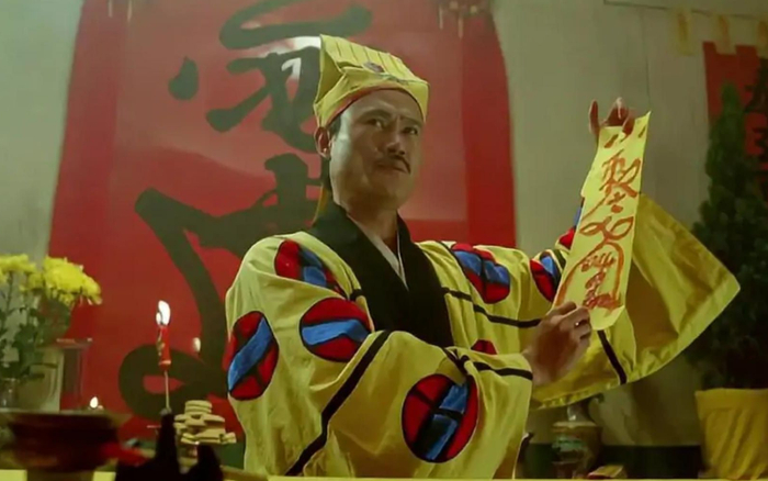 香港电影中,英叔画符的图案其实就是"覱"字.
