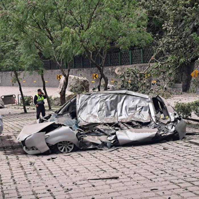 　　苏花公路汇德隧道停车场内汽车遭落石压扁，警消到场后发现车内1人死亡。图片来源：台湾“中央社” 警方提供