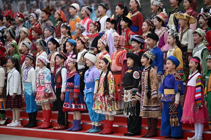 4月4日，身穿民族服饰的儿童在公祭轩辕黄帝典礼上合唱《黄帝颂》。新华社记者 陈晔华 摄