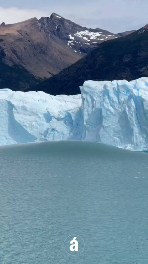 阿根廷佩里托莫雷诺游客目睹一座冰山突然浮出水面