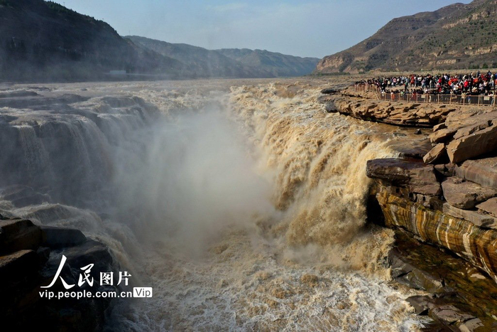 山西吉县:黄河壶口瀑布游人如织