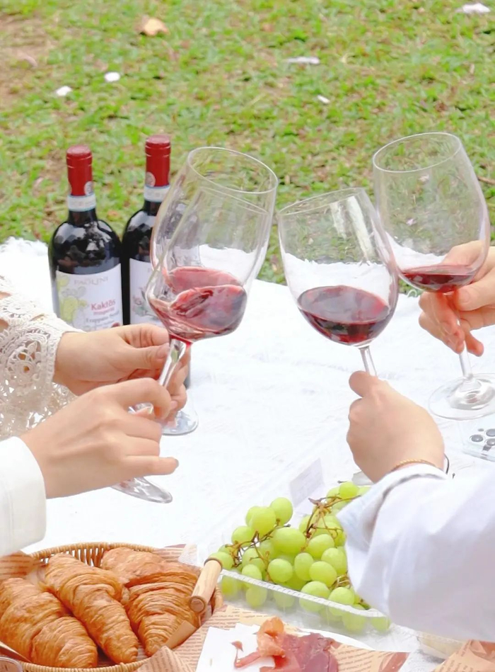 微醺是结束疲惫一天的最好方式."以前是快乐才喝酒,现在