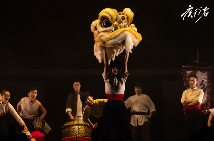 舞台剧《夜行者》中展现的岭南醒狮文化。 反掌娱乐供图