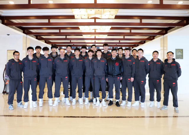 中国U17男篮合影。图片来源：中国篮球协会