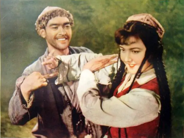 阿娜尔罕和库尔班在沙漠里举办婚礼的场景,那么唯美又浪漫.