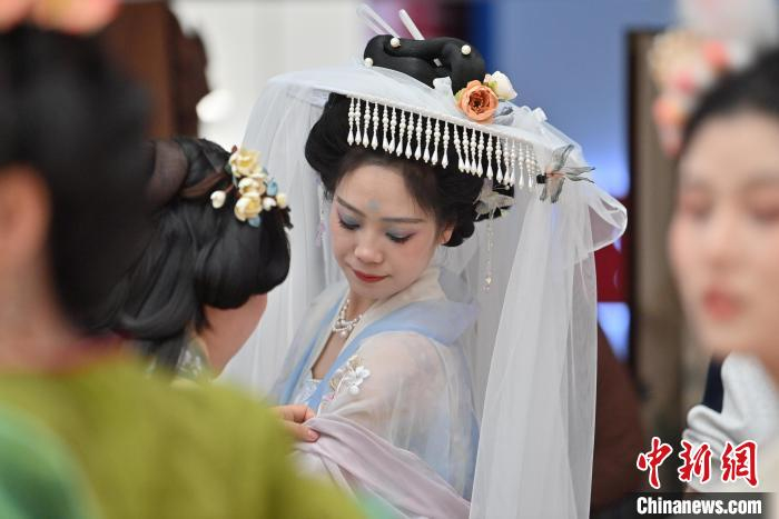 汉服爱好者齐聚长春,参加在这里举行的一场花朝节活动,上演华丽汉服秀