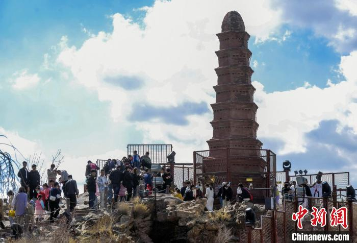 清明假期  乌鲁木齐公园迎客流高峰