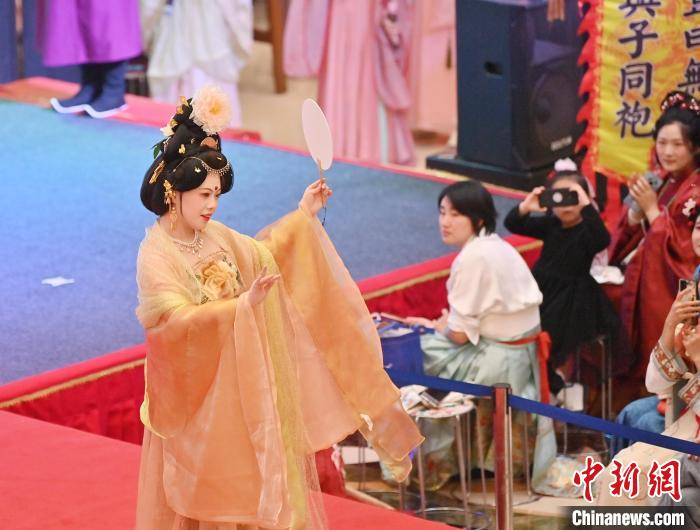 汉服爱好者齐聚长春,参加在这里举行的一场花朝节活动,上演华丽汉服秀