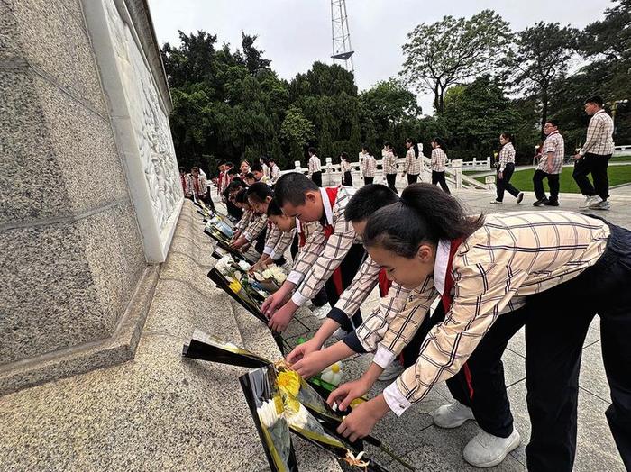 南宁市中尧路小学学生们为英烈献花.