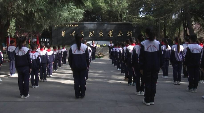 党员教师和少先队员代表怀着崇敬的心情,来到王杰村参观王杰纪念馆
