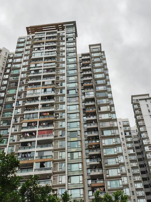 大落地窗大飘窗还安全吗一场大风掀落整扇窗怎样守护安全的家