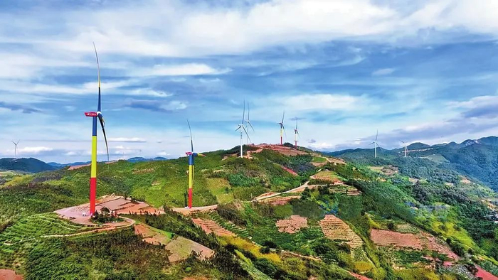 开远剑角峰风电场彩绘风车春回大地,普洱市思茅区南屏镇整碗村西北面