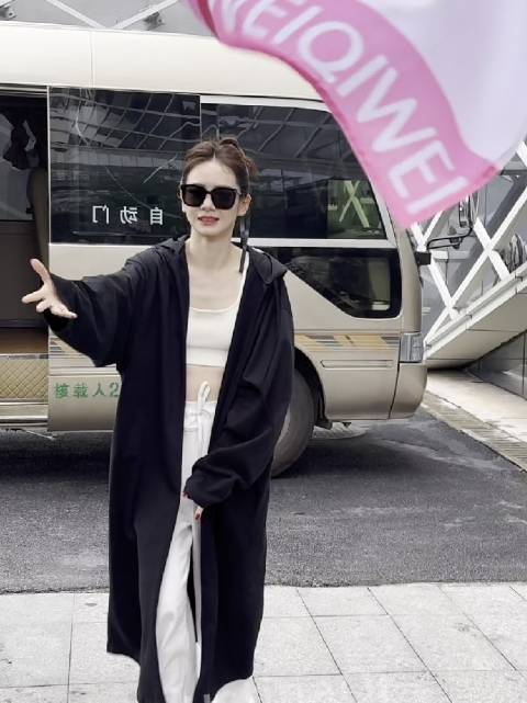 哇塞感觉戚薇又瘦了好多啊这身材我尊嘟慕辽姐姐的马甲线好清晰