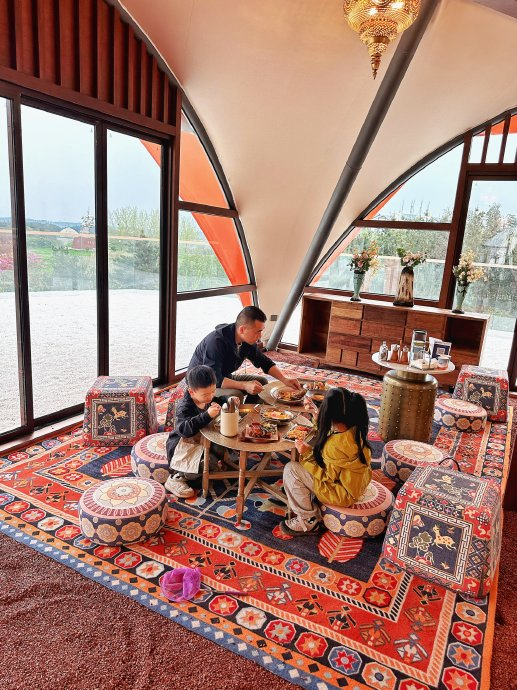 41566一定要戴墨镜,整个酒店大片白色,太阳大的时候很晃眼睛.