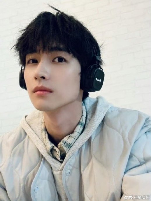 黄俊捷的少年感在游客打卡照中展现得淋漓尽致,让人忍不住心动|黄俊捷