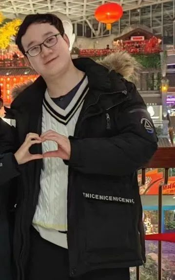 是今年过年他去我家的照片……曾经公认的学院男神,肤白高个,八块腹肌