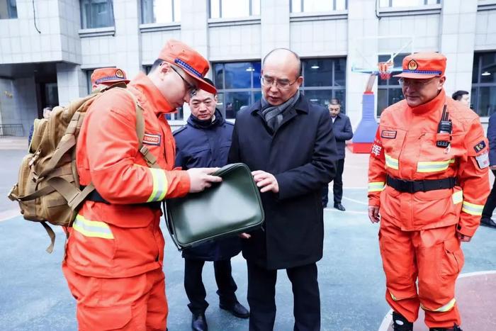 在省森林消防总队，许勤实地察看了通讯指挥方舱，了解应急指挥装备使用情况。来源：黑龙江日报