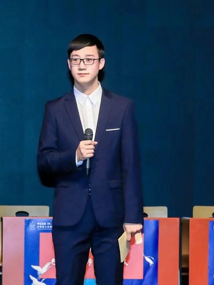 是今年过年他去我家的照片……曾经公认的学院男神,肤白高个,八块腹肌