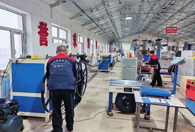 在吉林省长岭县流水村，工人正在该村滴灌带加工厂赶春 耕订单（2024 年 2 月摄）