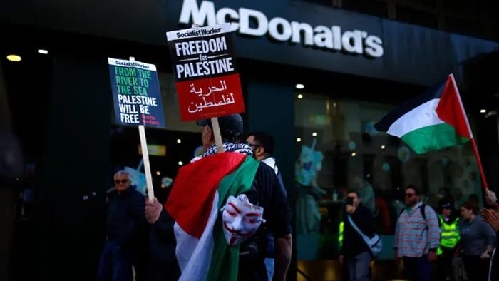 支持巴勒斯坦的示威者对麦当劳进行抗议（法新社）